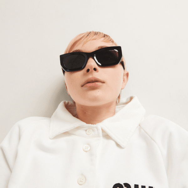 Lunettes de soleil Miu Glimpse - Gris ardoise – Image 6